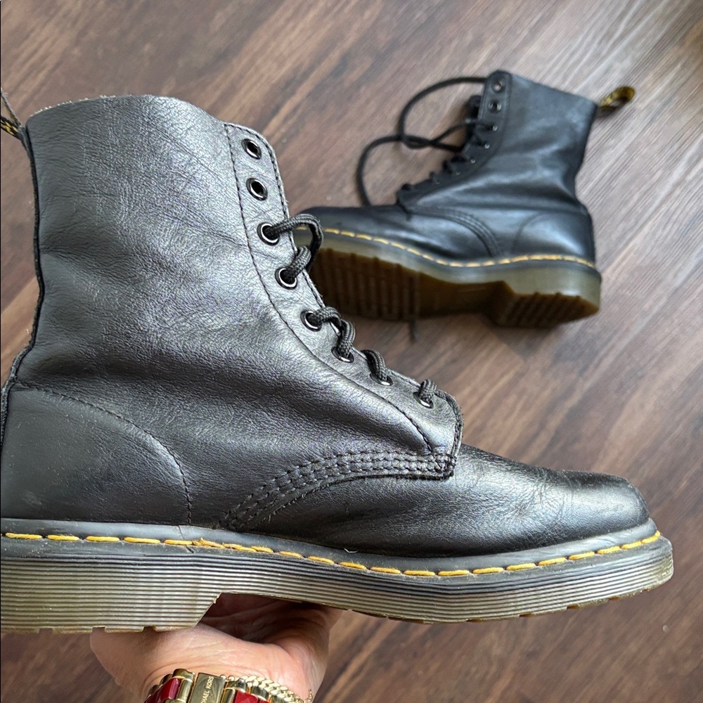 SOLD‼️ Soft leather docs